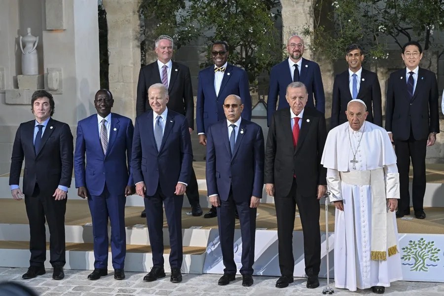 milei-papa2 Vista de una reunión del G7 a la que asistieron el presidente de Argentina, Javier Milei (i), y el fallecido papa Francisco (d). EFE/Ciro Fusco