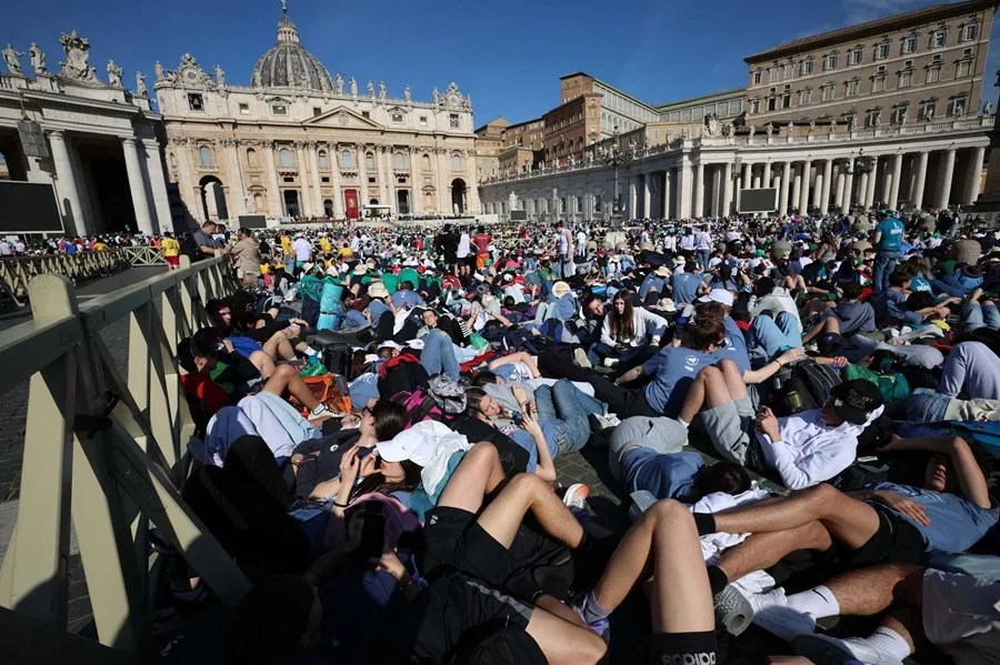 misa-luto-papa-francisco Personas congregadas en la Plaza de San Pedro a la espera de la segunda misa de funeral por el papa Francisco.