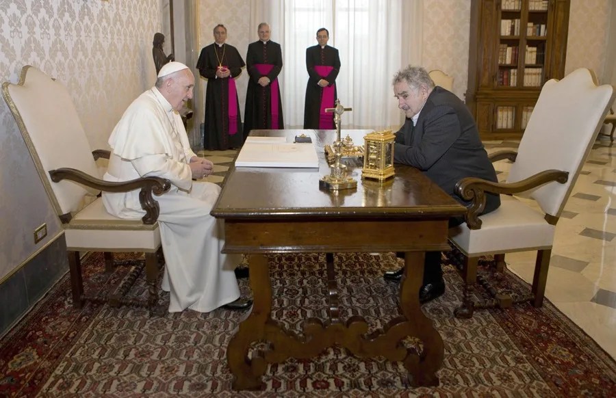 mujica-papa-francisco2 Fotografía de archivo de una reunión en 2013 entre el papa Francisco (i), fallecido este 21 de abril de 2025, con el entonces presidente de Uruguay, José Mujica (d), en el Vaticano. EFE/Alessandra Tarantino/Pool