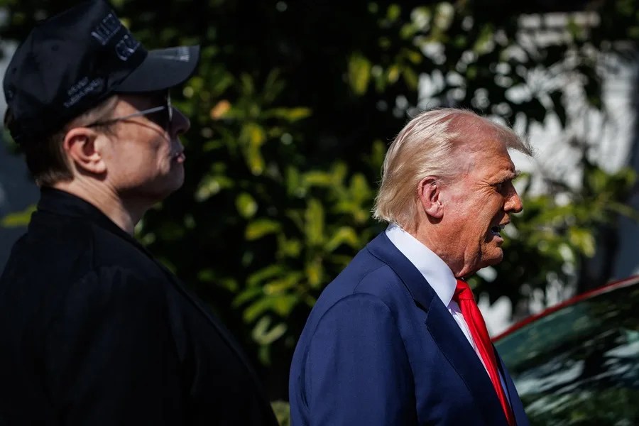 musk-trump2 El presidente de Estados Unidos, Donald Trump (d), junto al magnate Elon Musk (d), afuera de la Casa Blanca en Washington, el 11 de marzo de 2025. EFE/Samuel Corum/Pool