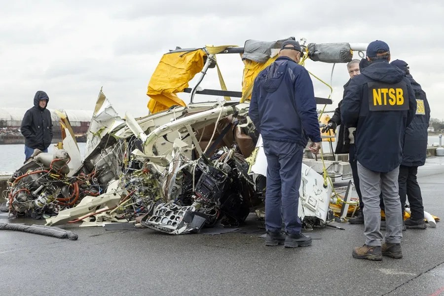 nueva-york-helicoptero2-1 Fotografía cedida el 12 de abril de 2025 donde aparecen agentes inspeccionando los restos de un helicóptero accidentado en el río Hudson, en Nueva York (Estados Unidos). EFE/Junta Nacional de Seguridad en el Transporte (NTSB)