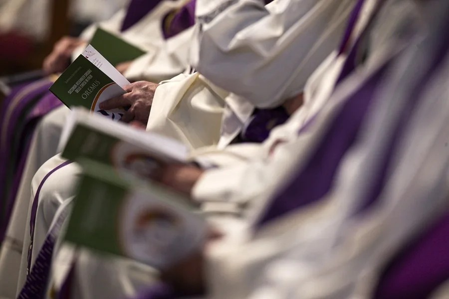 obispos Los obispos asisten a la celebración eucarística de la Segunda Asamblea Sinodal en la Basílica de San Pedro