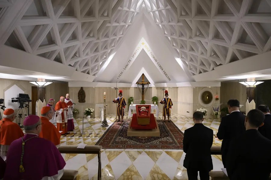papa-7 al cardenal Kevin Joseph Farrell junto al cuerpo del papa Francisco durante el rito de la Confirmación de la Muerte del Pontífice en la Capilla de Santa Marta