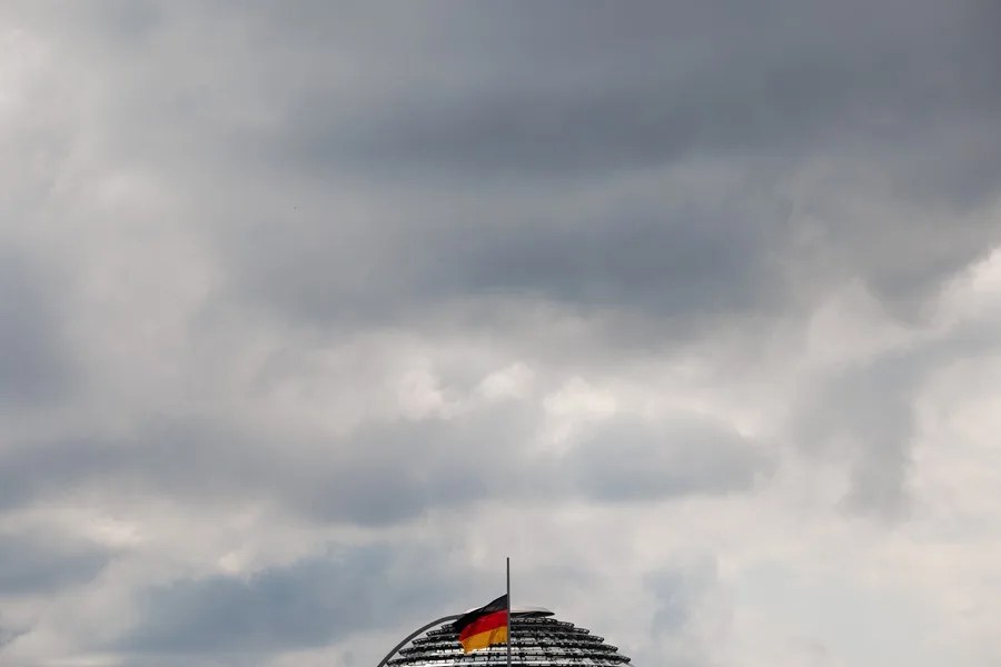 papa-berlin La bandera nacional alemana ondea a media asta en el Reichstag, sede del parlamento alemán, en Berlín