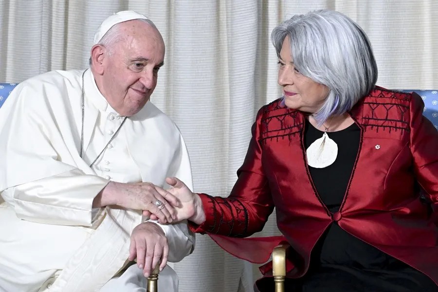 papa-francisco-america2-1 La gobernadora general de Canadá, Mary Simon (d), junto al papa Francisco (i), en una fotografía de archivo. EFE/Ciro Fusco