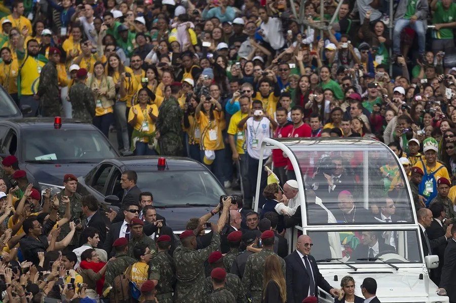papa-francisco-america2 Fotografía de archivo del papa Francisco durante la primera visita de su pontificado a América, en Río de Janeiro, Brasil, durante la Jornada Mundial de la Juventud (JMJ) en 2013. EFE/David Fernández