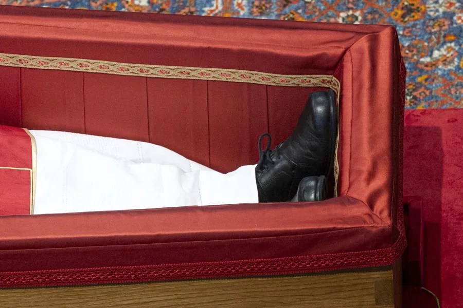 papa-francisco-feretro2 Vista de los zapatos del fallecido papa Francisco durante la ceremonia del cierre de su féretro, este 25 de abril de 2025, en el Vaticano. EFE/Massimo Percossi