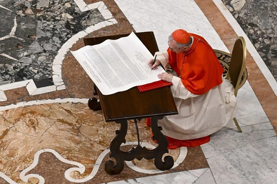 papa-francisco-feretro3 Fotografía cedida en la que se ve la firma del 'rogito' durante la ceremonia del cierre del féretro del fallecido papa Francisco, este 25 de abril de 2025, en el Vaticano. EFE/Vatican Media