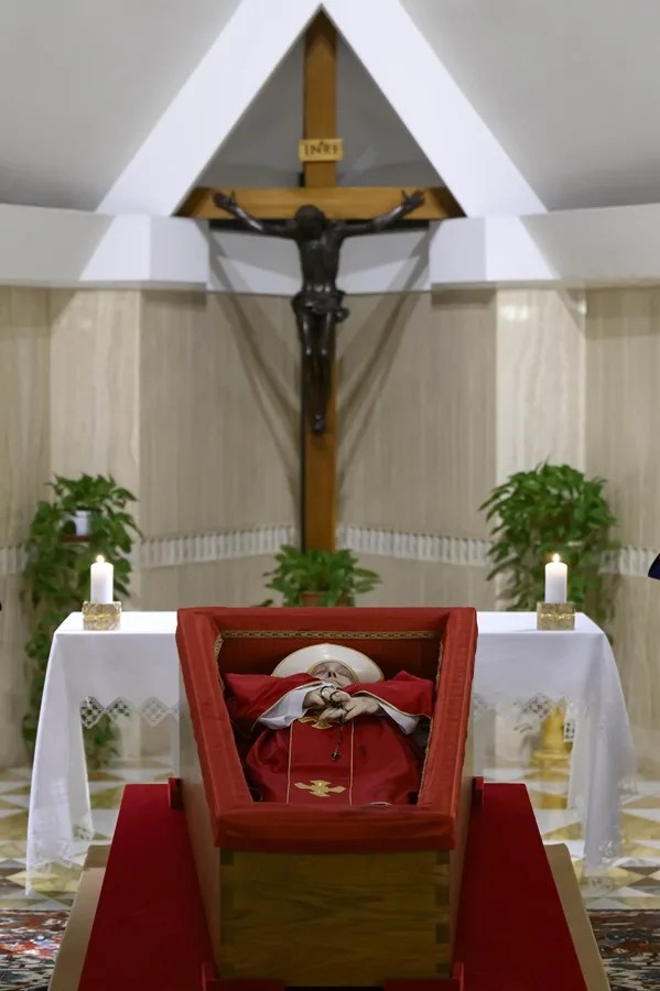 papa Una foto facilitada por Vatican Media muestra el cuerpo del Papa Francisco durante el Rito de la Confirmación de la Muerte del Pontífice en la Capilla de Santa Marta