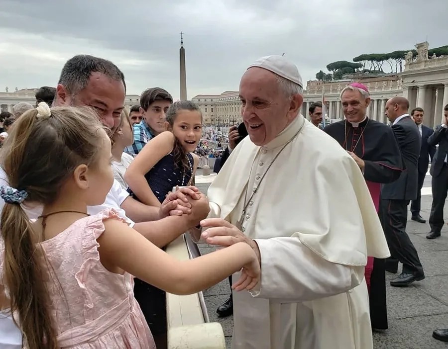papa_francisco_familia_caballero Del email al matrimonio: el día que el papa Francisco casó a una pareja uruguaya