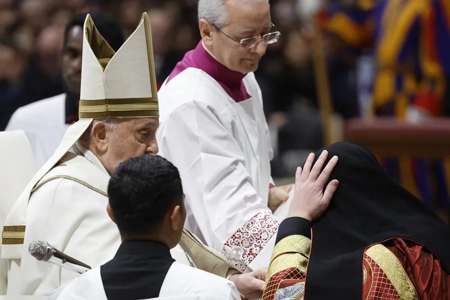 papacardenal El nuevo cardenal ucraniano Mykola Bychok (d) es nombrado cardenal por el Papa Francisco (i) durante una ceremonia de consistorio en la Basílica de San Pedro en el Vaticano