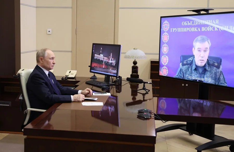 putin-rusia-kursk-ucrania Putin en una videoconferencia con el jefe del Estado Mayor de las Fuerzas Armadas de Rusia, Valeri Guerásimov.