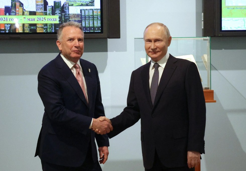 putin El presidente ruso Vladimir Putin se estrecha la mano con el enviado especial de EE. UU. para el Medio Oriente, Steve Witkoff (Izq.), durante una reunión en San Petersburgo, Rusia. EFE/GAVRIIL GRIGOROV/SPUTNIK/KREMLIN