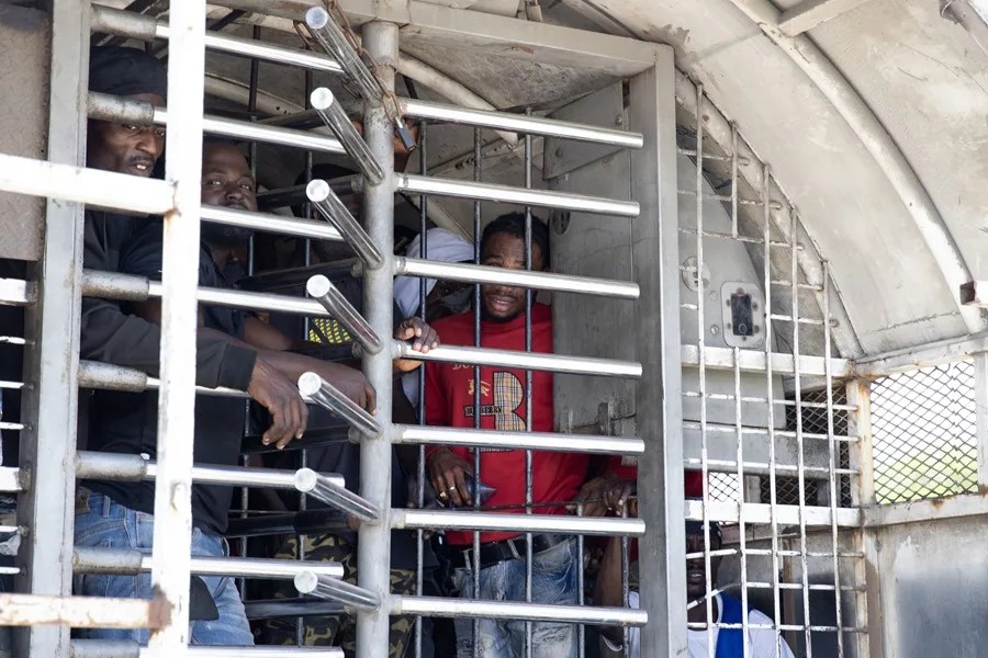 republica-dominicana-haiti3 Personas indocumentadas esperan dentro de un camión en el proceso de deportación a Haití este lunes, en Elías Piña (República Dominicana). EFE/ Orlando Barría