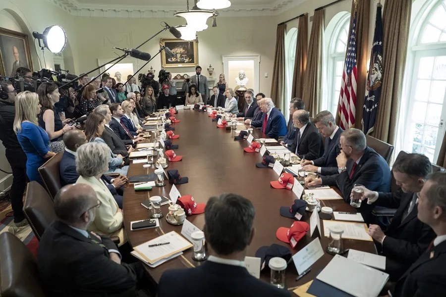 reunio_gabinete_trump Trump celebra con su gabinete sus primeros 100 días y culpa a Biden del "caos" económico