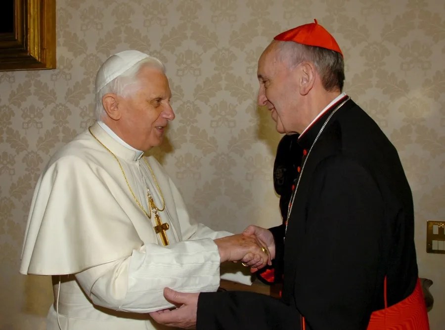rom17-c El papa Benedicto XVI saluda al cardenal arzobispo de Buenos Aires, Jorge Mario Bergoglio