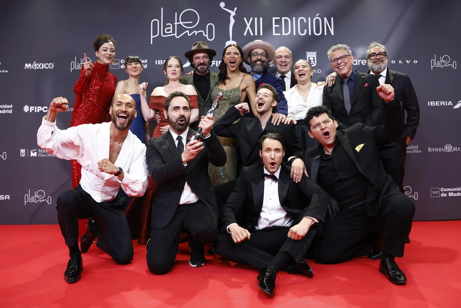 rss-efed7aab0fb45866c92a80d2fbf8e8cb4c8c1b8434fw El equipo de la serie colombiana -Cien años de soledad- con el galardón a la mejor miniserie o teleserie cinematográfica de ficción, durante la entrega de los Premios Platino, galardones que celebran lo mejor del cine y televisión iberoamericano, este domingo en IFEMA, en Madrid. EFE/Daniel Gonzalez