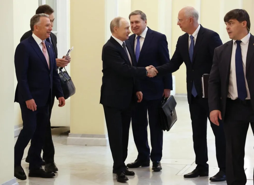 rss-efeeea001a1c68a43ff525c922288b570b664c8e60cw-1024x747-1 El presidente ruso, Vladímir Putin, estrecha la mano del jefe del Fondo Ruso de Inversión Directa y enviado presidencial especial ruso para la cooperación económica con países extranjeros, Kirill Dmitriev (2-D), EFE/EPA/VYACHESLAV PROKOFYEV/SPUTNIK/KREMLIN