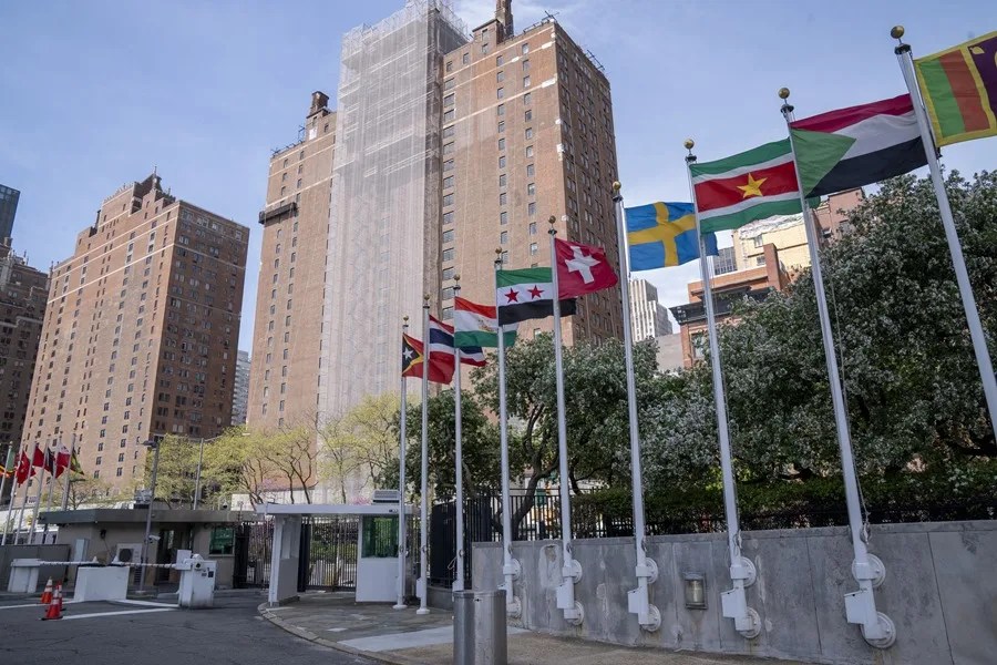 siria-onu2 Fotografía de la nueva bandera de Siria (4i) izada en la sede de la ONU este viernes, en Nueva York (Estados Unidos). EFE/ Ángel Colmenares