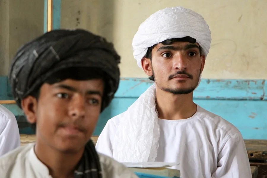 talibanes-educacion Estudiantes afganos con uniformes tradicionales asisten a clase en una escuela pública en Kandahar
