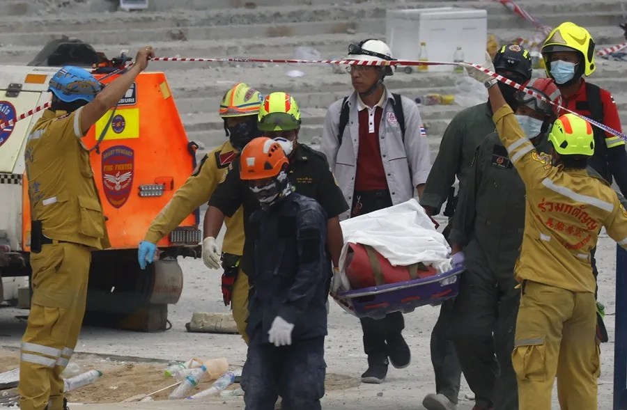 terremoto-bangkok-cadaver Siguen las labores de rescate en Bangkok