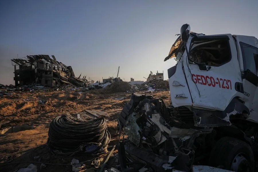 trabajadores-humanitarios3 Fotografía de archivo de la destrucción en un campo de refugiados en la Franja de Gaza, donde trabajadores humanitarios ofrecían ayuda a la población. EFE/Mohammed Saber