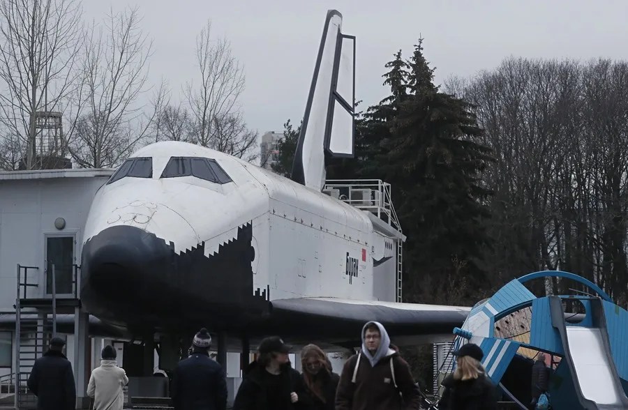 transbordador-buran uno de los transbordadores espaciales soviéticos Buran, cerca del Museo de la Cosmonáutica en el centro de exposiciones multifuncional VDNH en Moscú