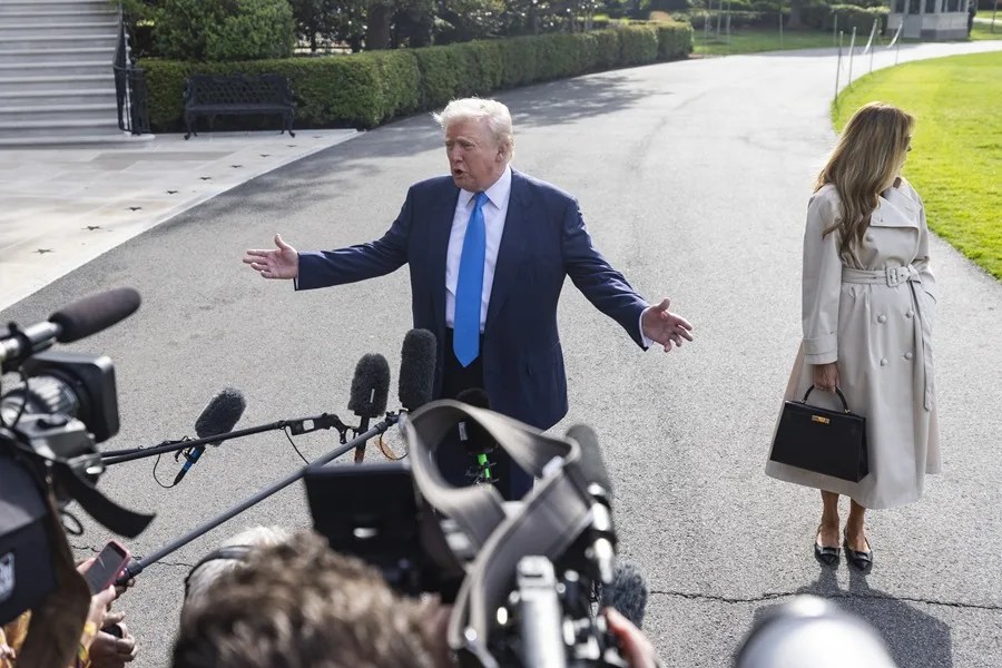 trump-100-dias2 El presidente de Estados Unidos, Donald Trump (c), habla con la prensa a su salida de la Casa Blanca, mientras su esposa, Melania (d), lo espera, este 25 de abril de 2025. EFE/Jim Lo Scalzo