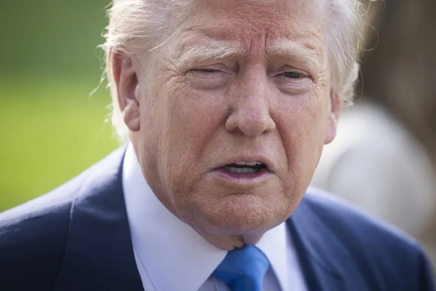 trump-100-dias3 El presidente de Estados Unidos, Donald Trump, quien el 30 de abril cumple 100 días en el poder, habla con la prensa a su salida de la Casa Blanca, este viernes. EFE/Jim Lo Scalzo