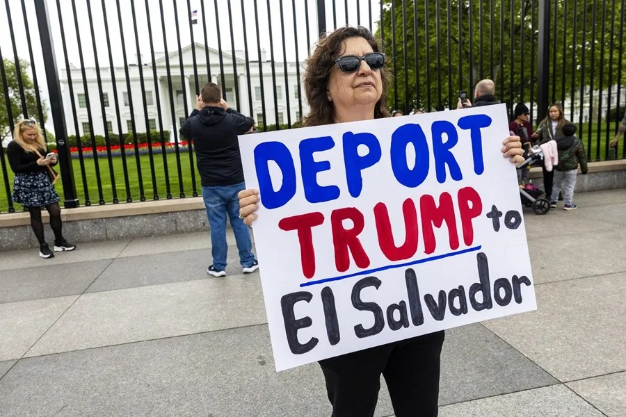 trump-100-dias4 Una persona protesta contra el presidente estadounidense, Donald Trump, y sus políticas migratorias, el 15 de abril de 2025. EFE/Shawn Thew