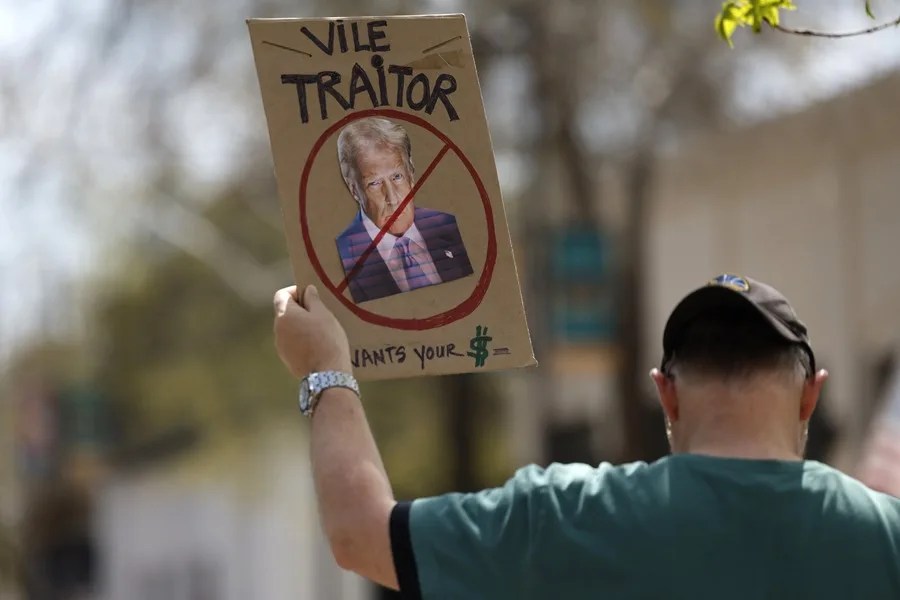 trump-100-dias5 Una persona protesta contra el presidente estadounidense, Donald Trump, y sus políticas, el 5 de abril de 2025. EFE/John G. Mabanglo