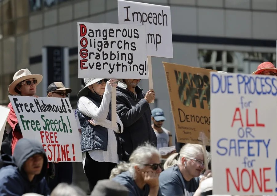 trump-9 La gente asiste a una manifestación para protestar contra la agenda multimillonaria y las políticas del presidente Trump organizada por We Fight Back Bay Area en el Ayuntamiento de Frank H. Ogawa Plaza en Oakland, en Oakland, California,