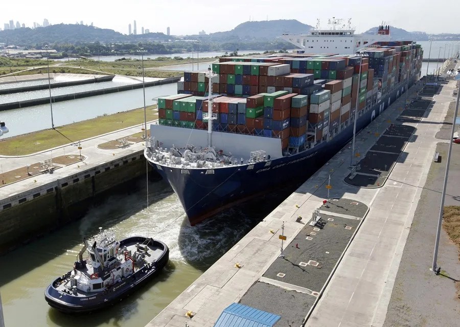 trump-canal-de-panama2 El barco portacontenedores de Estados Unidos transita por el Canal de Panamá, en una fotografía de archivo. EFE/Alejandro Bolívar