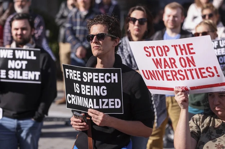 trump-harvard2 Personas piden a la Administración del Donald Trump respeto a las universidades, durante un marcha, el 17 de abril de 2025. EFE/Sarah Yenesel