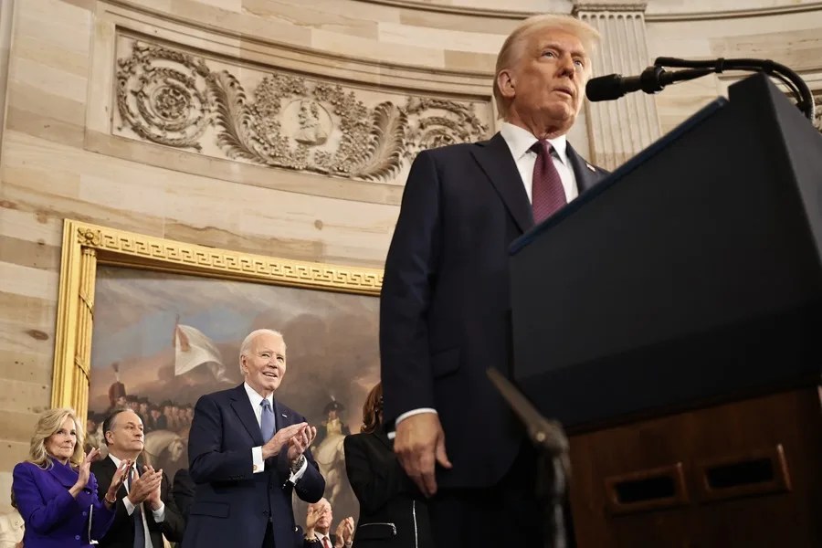 trump-holocausto2 Fotografía de archivo del esposo de la exvicepresidenta Kamala Harris, Doug Emhoff (2i-atrás), quien sale del patronato del Museo del Holocausto por orden de Donald Trump (d). EFE/Chip Somodevilla/Pool