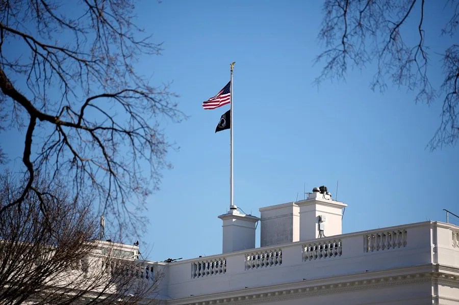 trump-ordenes-ejecutivas2 Vista de la bandera estadounidense izada en la Casa Blanca por orden del presidente Donald Trump, en una fotografía de archivo. EFE/Andrew Harnik/Pool