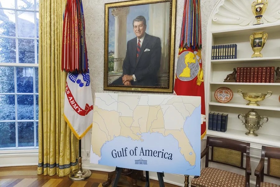 trump-ordenes-ejecutivas3 Fotografía de archivo en el que se ve en el Despacho Oval un mapa donde se lee "Golfo de América", como ordenó el presidente estadounidense llamar al Golfo de México. EFE/Aaron Schwartz/Pool