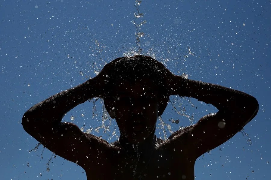 trump-ordenes-ejecutivas4 Fotografía de archivo de una persona tomando una ducha, una de las diversas materias que Donald Trump ha regulado con sus órdenes ejecutivas. EFE/Orestis Panagiotou