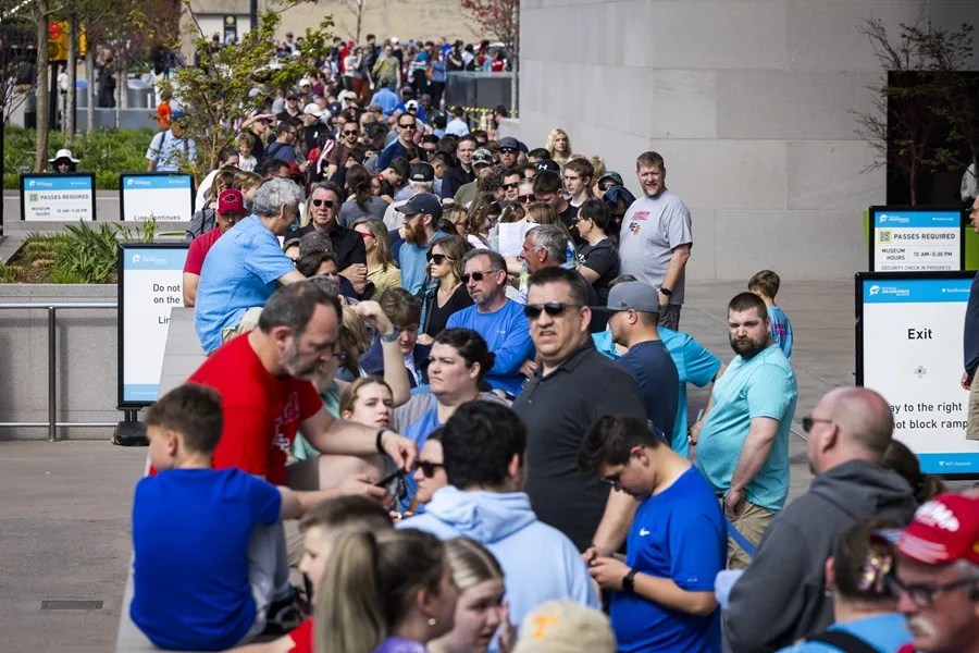 trump-ordenes-ejecutivas5 Personas esperan para entrar al Museo de Historial Espacial del Smithsonian, el 31 de marzo de 2025. EFE/Jim Lo Scalzo