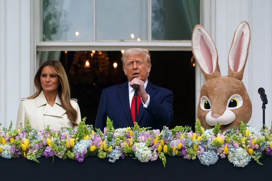 trump-pascua2 El presidente de Estados Unidos, Donald Trump (d), junto a su esposa, Melania (i), durante la celebración de la pascua en la Casa Blanca, este 21 de abril de 2025. EFE/Will Oliver
