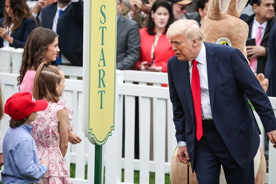 trump-pascua3 El presidente de Estados Unidos, Donald Trump (d), durante la celebración de la pascua en la Casa Blanca, este 21 de abril de 2025. EFE/Samuel Corum/Pool