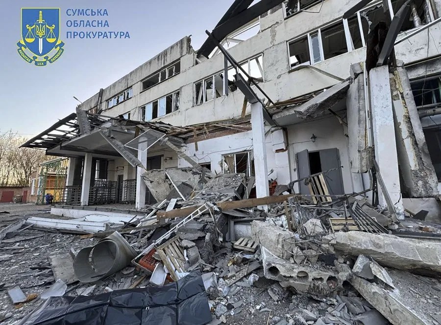 ucrania-5 Una foto facilitada por la Fiscalía de la Región de Sumy muestra las consecuencias del impacto de un dron ruso de choque en una panificadora en Sumy