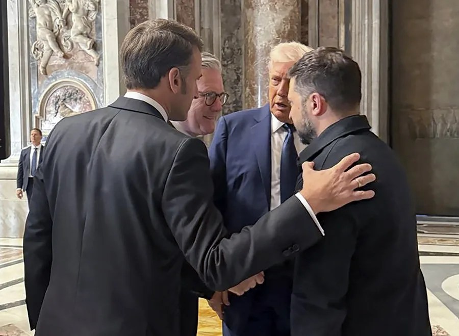 ucrania-rusia-macron2 El presidente de Francia, Emmanuel Macron (i1), junto sus homólogos de EE.UU., Donald Trump (d2), y de Ucrania, Volodímir Zelenski (d1), y el primer ministro de Reino Unido, durante el funeral del papa Francisco en el Vaticano, donde hablaron de la guerra entre Rusia y Ucrania. EFE/Presidencia de Ucrania