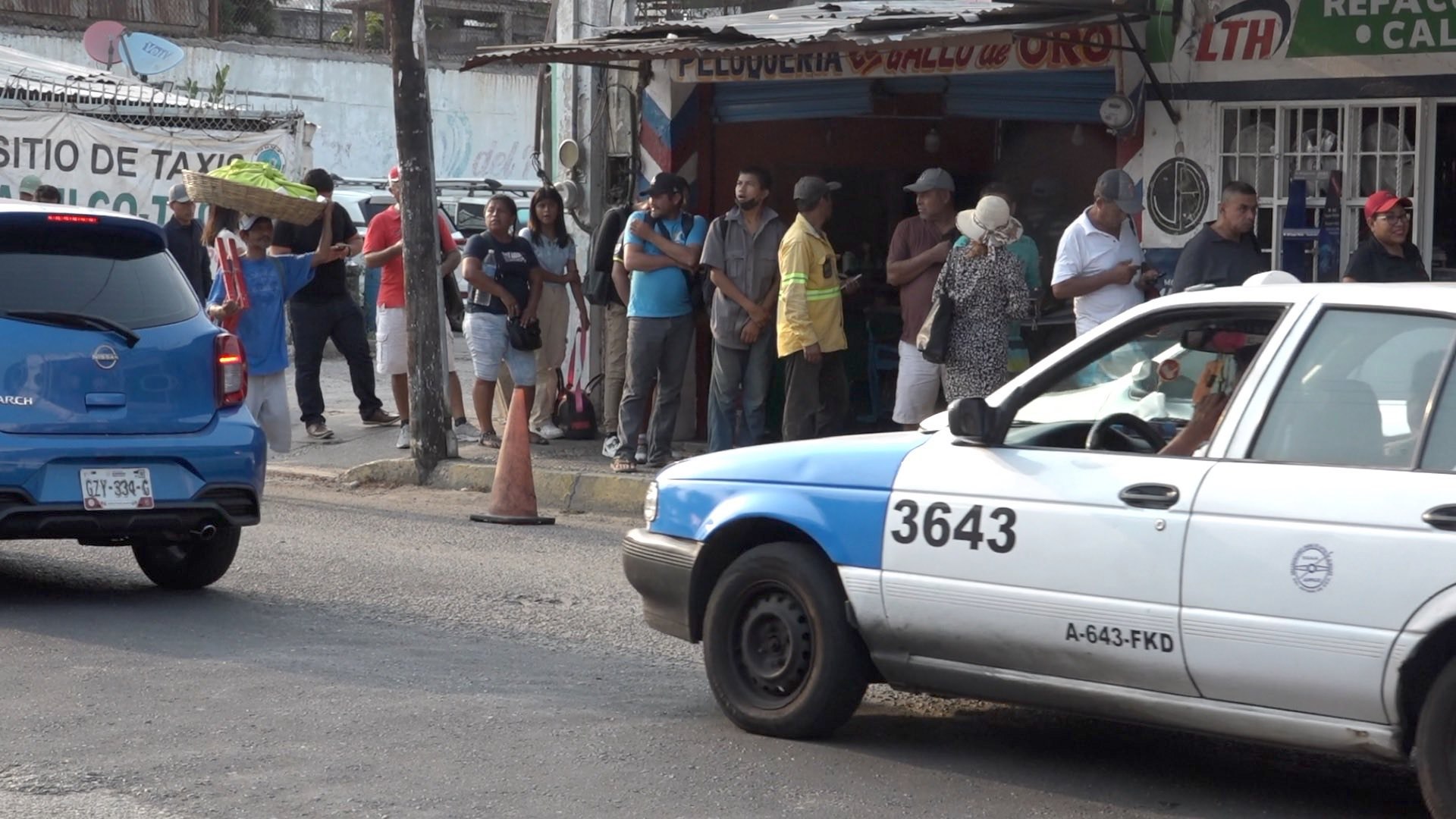 usuarios-varados-en-acapulco-por-suspension-del-transporte-publico Suspenden transporte público en Acapulco tras ataque a chofer - usuarios-varados-en-acapulco-por-suspension-del-transporte-publico