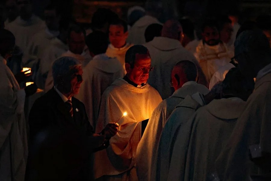 vat07-vatican-city-easter-vigil