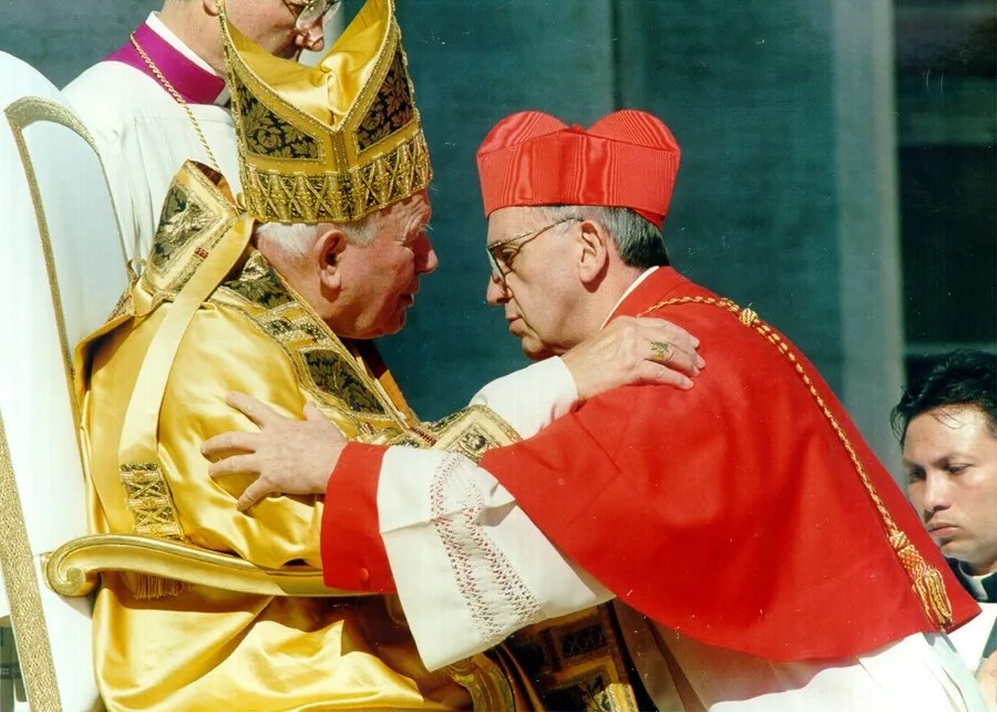 vatican-cardinals El Papa Juan Pablo II abraza al nuevo cardenal argentino Jorge Mario Bergoglio, posteriormente nombrado papa Francisco.