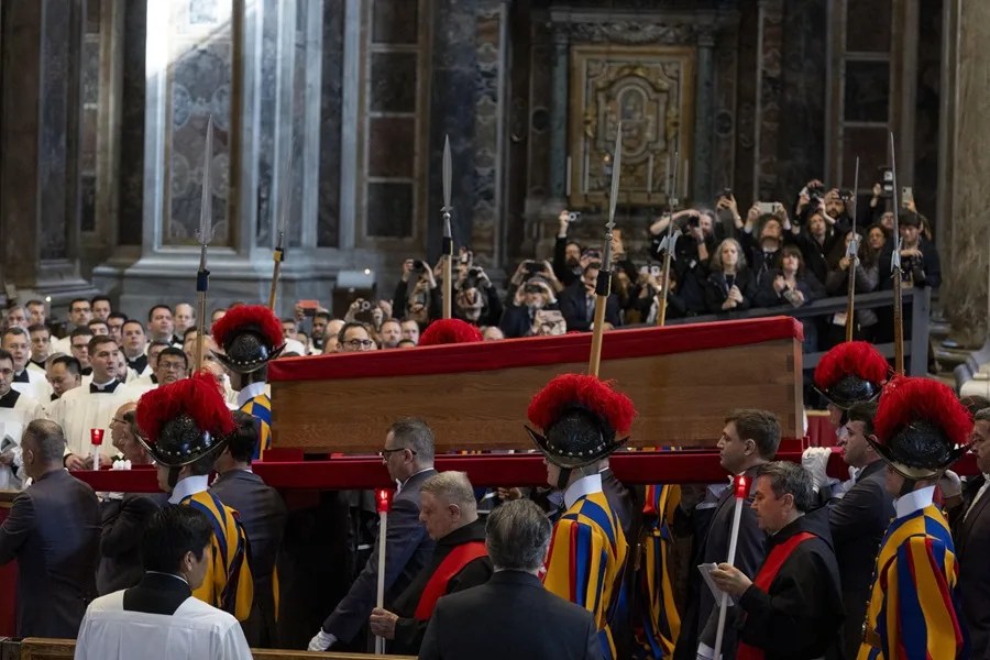 velatorio-papa-francisco El féretro del papa Francisco a su llegada a la Basílica de San Pedro.
