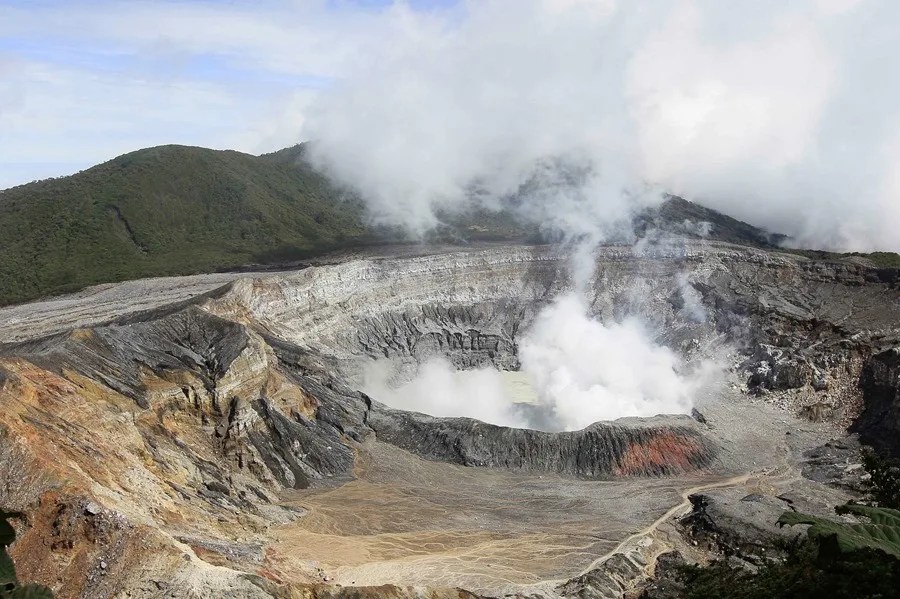 volcan_poas_crater Costa Rica eleva las alertas por aumento de actividad y caída de ceniza del volcán Poás