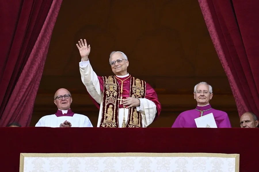 08ef29802837f5cd38a97ec707fcea-vatican-conclave-2025-2 Una imagen de archivo facilitada por los medios de comunicación vaticanos muestra al recién elegido Papa León XIV, el cardenal estadounidense Robert Francis Prevost.