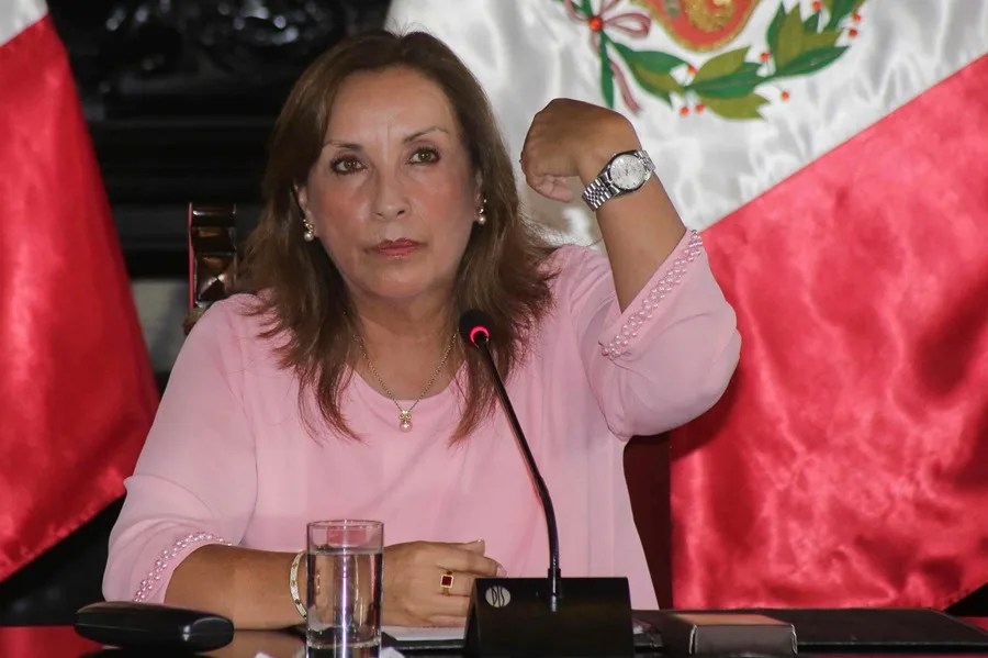 boluarte-peru2 Fotografía de archivo de la presidenta de Perú, Dina Boluarte, investigada por el caso de sus Rolex, mostrando un reloj. EFE/STR